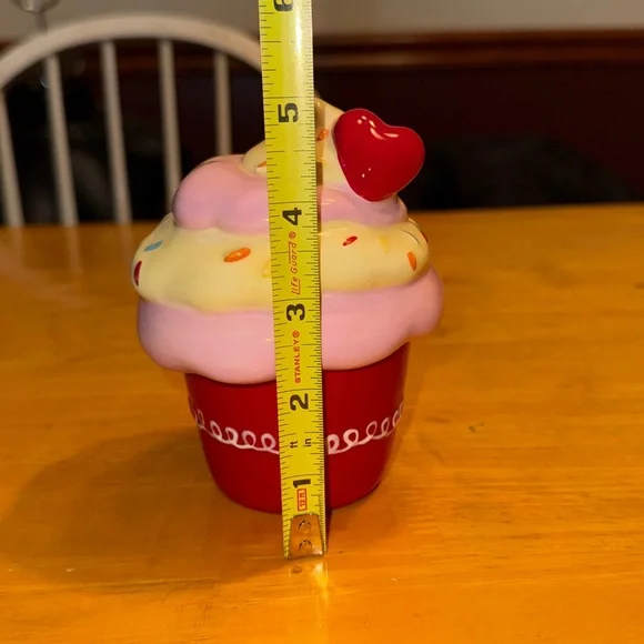 Cupcake with heart covered cup. - Picture 7 of 9